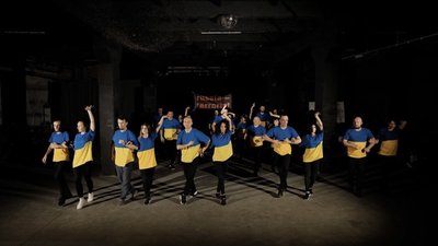 Танцювали в укритті у жовто-блакитних футболках: тернополяни долучилися до всесвітнього флешмобу