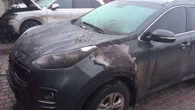 Вибух і підпал: у селі під Харковом згоріли два авто противників піщаних кар'єрів