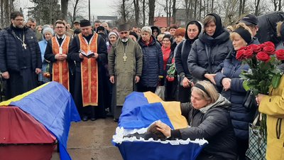 На Харківщині попрощалися із двома захисниками, які загинули в один день під Бахмутом На Харківщині попрощалися із двома захисниками, які загинули в один день під Бахмутом