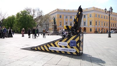 "Ремені безпеки рятують життя". У центрі Одеси з'явився симулятор ДТП