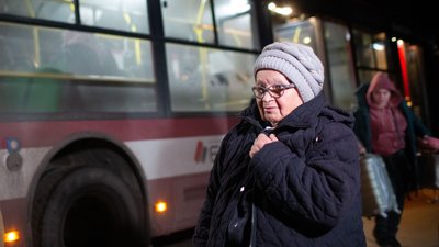 В Івано-Франківську зустріли евакуйованих людей з "гарячих" точок з-під Києва В Івано-Франківську зустріли евакуйованих людей з "гарячих" точок з-під Києва