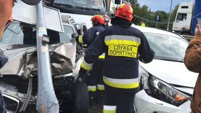 На трасі біля Рівного в ДТП потрапило чотири авто, загинула жінка. Рух перекритий На трасі біля Рівного в ДТП потрапило чотири авто, загинула жінка. Рух перекритий