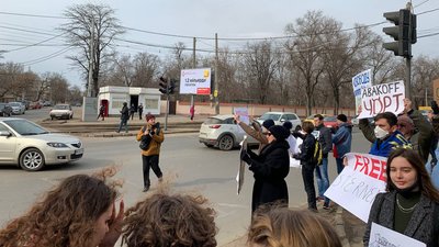 "Руки геть": біля одеського СІЗО влаштували акцію на підтримку Стерненка
