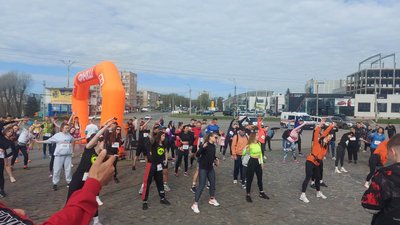 Учасники перед забігом розминались. Учасники перед забігом розминались.