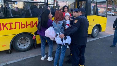 До Житомирщини прибув черговий потяг з евакуйованими жителями Донеччини До Житомирщини прибув черговий потяг з евакуйованими жителями Донеччини