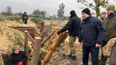 Допомагають добровольці: як на прикордонні Рівненщини будують захисні споруди Допомагають добровольці: як на прикордонні Рівненщини будують захисні споруди