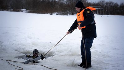 Водолази-сапери ДСНС виявили залишки безпілотника у річці Снов на Чернігівщині 