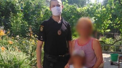 Херсонські поліцейські допомогли повернутися додому 7-річній дівчинці, яка загубилася Херсонські поліцейські допомогли повернутися додому 7-річній дівчинці, яка загубилася