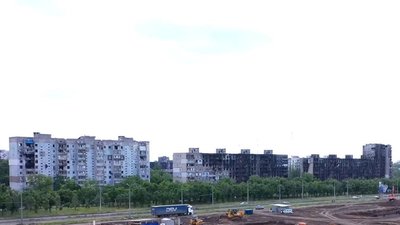 Окупанти в Маріуполі демонтували дитячий майданчик у сквері біля Драмтеатру