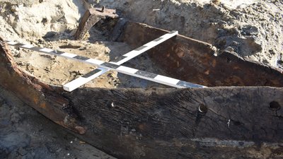 Дерев'яний човен, який знайшли у Десні в Чернігові Дерев'яний човен, який знайшли у Десні в Чернігові