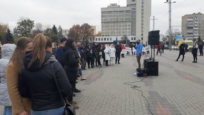 Під Тернопільською ОДА протестують ресторатори проти "карантину вихідного дня" Під Тернопільською ОДА протестують ресторатори проти "карантину вихідного дня"