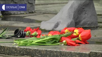 У Сумах відзначили День пам'яті та примирення покладанням квітів У Сумах відзначили День пам'яті та примирення покладанням квітів