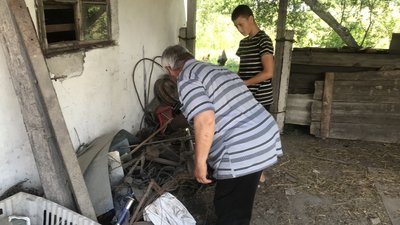 Поки батько на фронті, 14-річний Вадим Сліпченко з Житомирщини проживає у дідуся і бабусі Поки батько на фронті, 14-річний Вадим Сліпченко з Житомирщини проживає у дідуся і бабусі