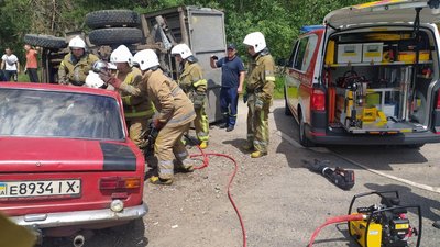 Рятувальники дістають пасажира легковика Рятувальники дістають пасажира легковика