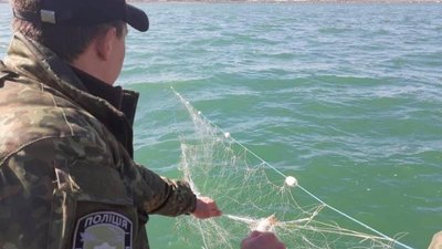 На Херсонщині поліцейські виявили у воді 76 незаконних знарядь лову