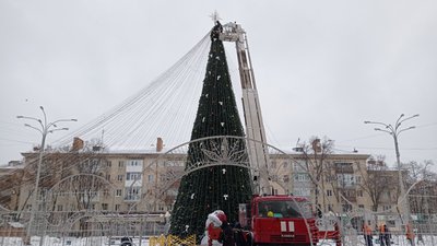 Розбирають шатер та фігури: у Полтаві демонтують новорічну ялинку Розбирають шатер та фігури: у Полтаві демонтують новорічну ялинку