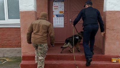 Поліція Вінниччини перевіряє повідомлення про замінування виборчих дільниць Поліція Вінниччини перевіряє повідомлення про замінування виборчих дільниць