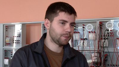 Штукатурять, монтують електропроводку: у Чернігові людей, чиє житло постраждало, вчать будівельній справі Штукатурять, монтують електропроводку: у Чернігові людей, чиє житло постраждало, вчать будівельній справі