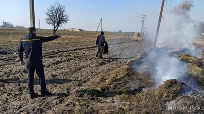 На Рівненщині штрафували селян, які палили суху траву На Рівненщині штрафували селян, які палили суху траву