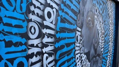 У Кропивницькому створили мурал "Вир думок" на паркані дитячої лікарні