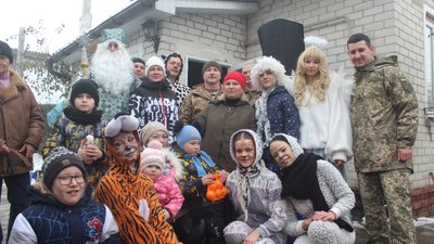 Волонтери та військові привітали дітей Новоселівки й мікрорайону Бобровиця, що в Чернігові, з Днем Святого Миколая