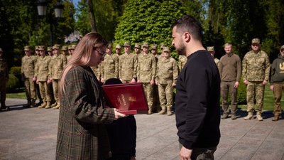 Донька загиблого військового з Сумщини Валерія Глєбова отримала "Золоту зірку" батька з рук президента