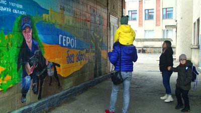 У Вінниці створили мурал із рятувальниками, які ліквідовували наслідки ракетного обстрілу