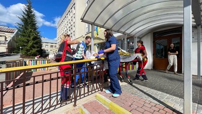 Зі Львова до Австрії на подальше лікування вирушила 17-річна Настя з Чаплине, що на Дніпропетровщині Зі Львова до Австрії на подальше лікування вирушила 17-річна Настя з Чаплине, що на Дніпропетровщині
