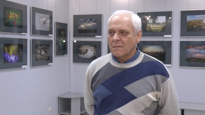 Сергій Успаленко розповів про учнів своєї студії, які представили свої роботи на фотовиставці, 15 грудня 2023. Фото: Суспільне Хмельницький.