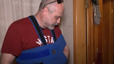 Жителі будинку на Одеській у Харкові самостійно ремонтують дім після влучання в нього російської ракети Жителі будинку на Одеській у Харкові самостійно ремонтують дім після влучання в нього російської ракети