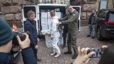 Київських рятувальників забезпечили 1000 захисних комбінезонів — Кличко Київських рятувальників забезпечили 1000 захисних комбінезонів — Кличко