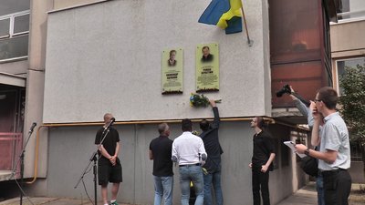 В Івано-Франківську встановили анотаційну дошку Роману Вірастюку В Івано-Франківську встановили анотаційну дошку Роману Вірастюку