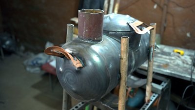 Багатофункціональні та прості у користуванні: шестеро вінничан виготовляють буржуйки для захисників