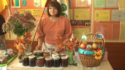 Вчителі ярмаркували: у школі в Хмельницькому провели ярмарок та зібрали 18 тисяч для ЗСУ
