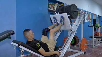 Володимир Мусяк займається на тренажері Володимир Мусяк займається на тренажері