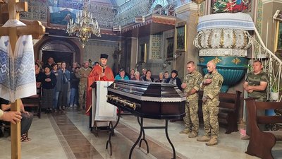 Зустрічали на колінах. На Тернопільщину привезли тіло загиблого військовослужбовця