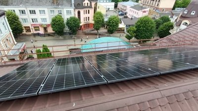 У Луцькому ЦНАПі встановлюють сонячні батареї