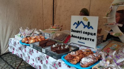 Благодійний ярмарок від "Золотих сердець Закарпаття" відкрили в Ужгороді