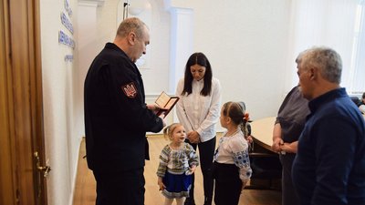 Родинам загиблих правоохоронців вручили їхні посмертні нагороди Родинам загиблих правоохоронців вручили їхні посмертні нагороди
