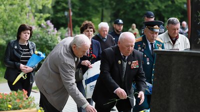 День пам’яті: у Хмельницькому вшанували загиблих воїнів День пам’яті: у Хмельницькому вшанували загиблих воїнів