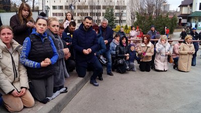 На Львівщині люди зустріли на колінах тіло загиблого на війні Олега Денюшина