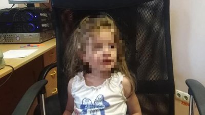 В Одесі 4-річна дитина гуляла сама біля вокзалу, поки нетвереза мати сиділа в кафе В Одесі 4-річна дитина гуляла сама біля вокзалу, поки нетвереза мати сиділа в кафе