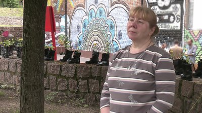 "Мамині чорнобривці". У Кропивницькому до Дня Героїв створили інсталяцію з берців та квітів "Мамині чорнобривці". У Кропивницькому до Дня Героїв створили інсталяцію з берців та квітів