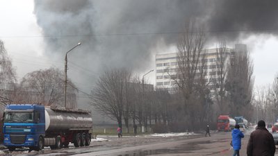 Задимлена вулиця поблизу заводу у Каневі, на якому сталася пожежа Задимлена вулиця поблизу заводу у Каневі, на якому сталася пожежа