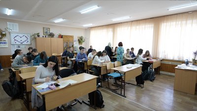 Черкаські школярі на уроці Черкаські школярі на уроці