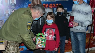 Рідним загиблої на сході харків'янки Яни Червоної передали відзнаки Рідним загиблої на сході харків'янки Яни Червоної передали відзнаки