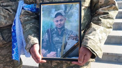 "Поводилися як справжні герої". У Конотопі на Сумщині поховали шістьох бійців територіальної оборони "Поводилися як справжні герої". У Конотопі на Сумщині поховали шістьох бійців територіальної оборони