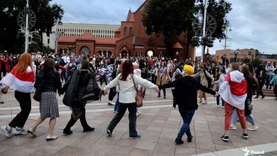 Деякі жінки під час мітингу танцювали