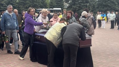У Південноукраїнську попрощалися із загиблим військовим Максимом Юхимчуком У Південноукраїнську попрощалися із загиблим військовим Максимом Юхимчуком