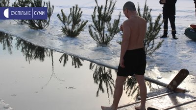 Водохреще у Сумах: біля Харківського мосту влаштували занурення та богослужіння Водохреще у Сумах: біля Харківського мосту влаштували занурення та богослужіння